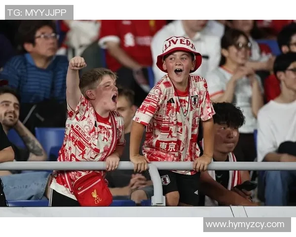 足球明星与小球迷亲密互动展现真诚关爱激励未来球员成长